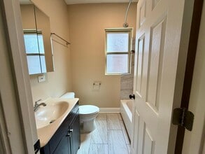 7208 S Cornell Ave in Chicago, IL - Building Photo - Building Photo