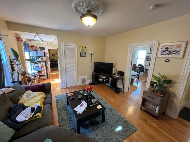 7 Jay St, Unit 2 in Somerville, MA - Foto de edificio - Building Photo