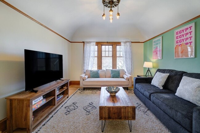 127 W Lloyd St, Unit Brewers Hill Retreat