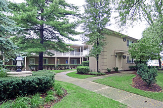 Birmingham Village Condominiums in Birmingham, MI - Foto de edificio - Building Photo