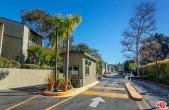 4810 Hollow Corner Rd in Culver City, CA - Foto de edificio - Building Photo