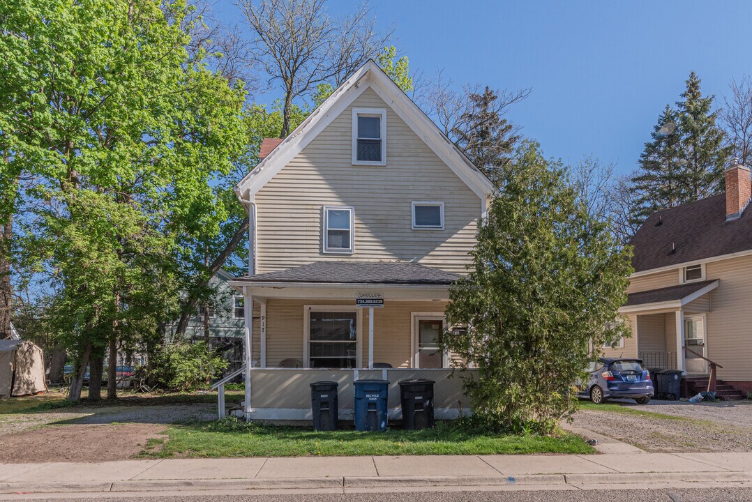 917 Sylvan Ave in Ann Arbor, MI - Building Photo