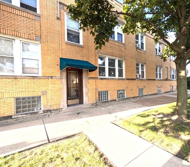 property at 5550 W Farragut Ave