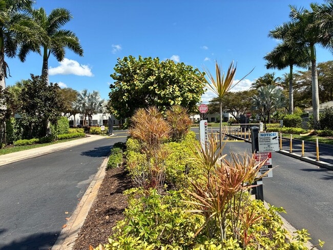 8050 Pacific Beach Dr in Ft. Myers, FL - Building Photo - Building Photo