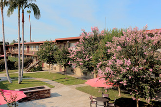 Tuscany Villas in West Covina, CA - Foto de edificio - Building Photo