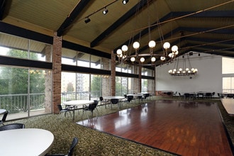 Indian Hills Senior Community in Euclid, OH - Foto de edificio - Interior Photo