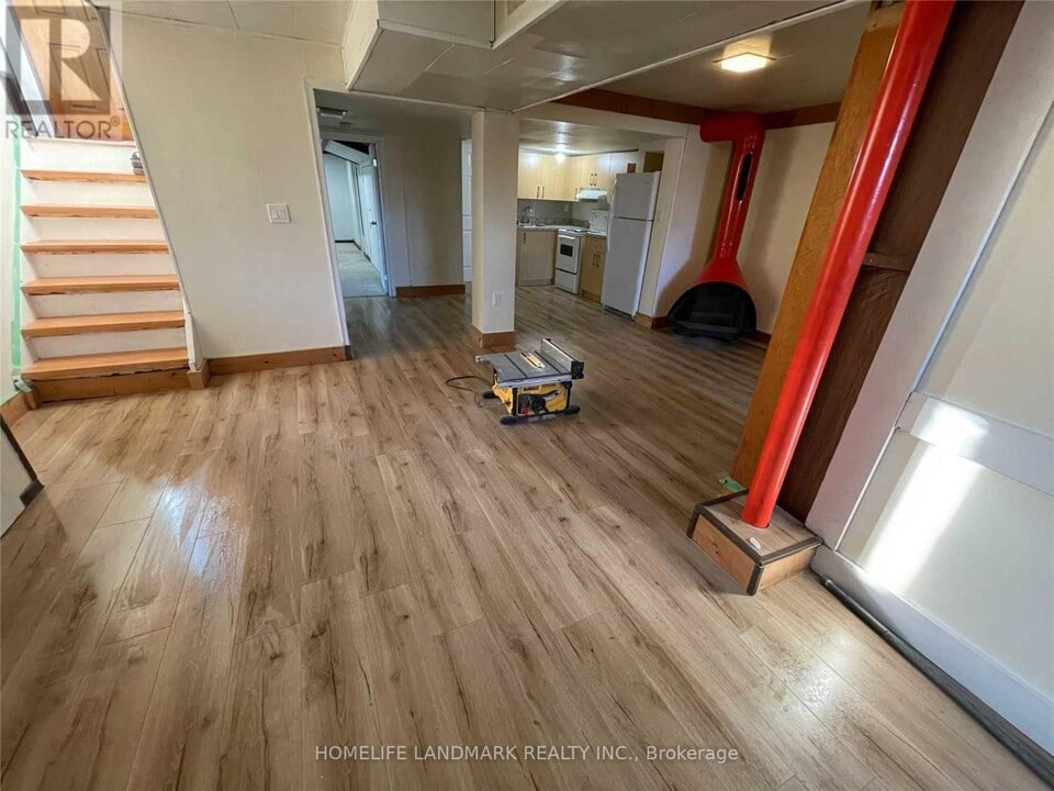 102 Billington Crescent in Toronto, ON - Building Photo