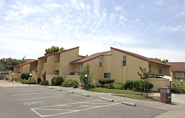 Sunburst Apartments in Santa Rosa, CA - Foto de edificio - Building Photo