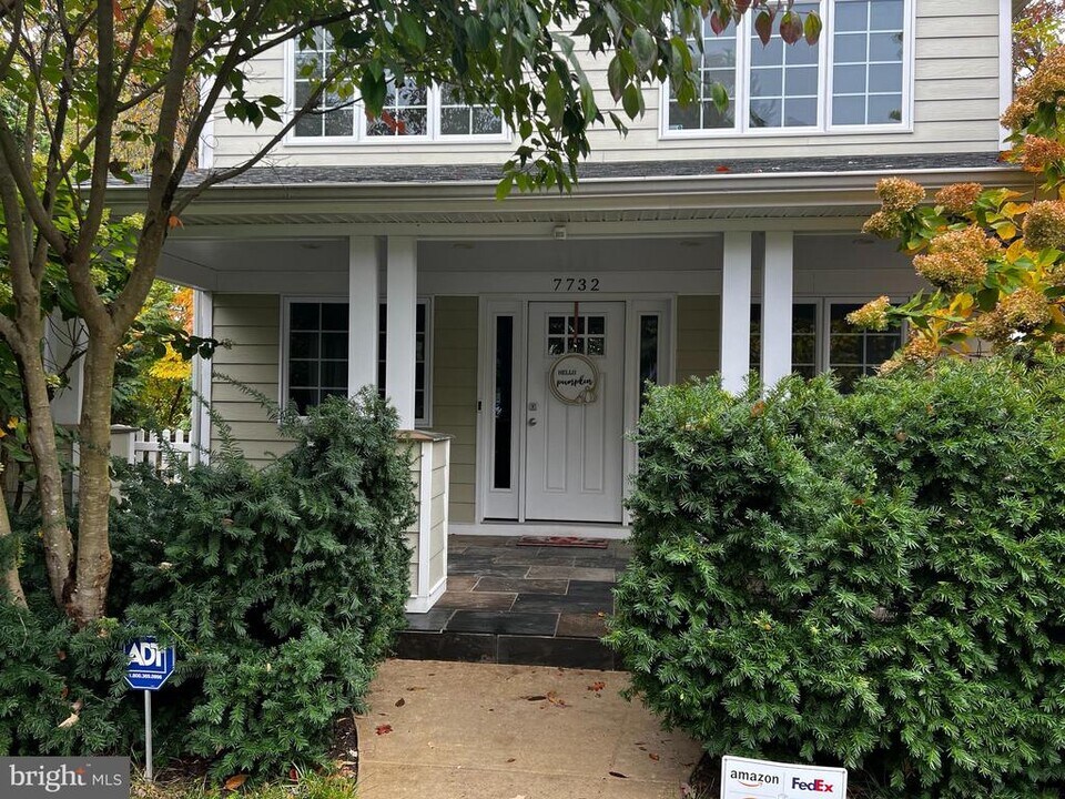 7732 W Shore Rd in Pasadena, MD - Building Photo