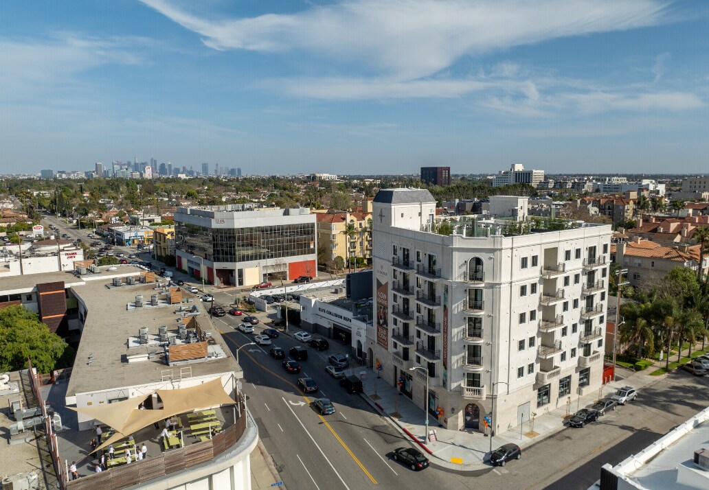 5768 W 3rd St in Los Angeles, CA - Building Photo