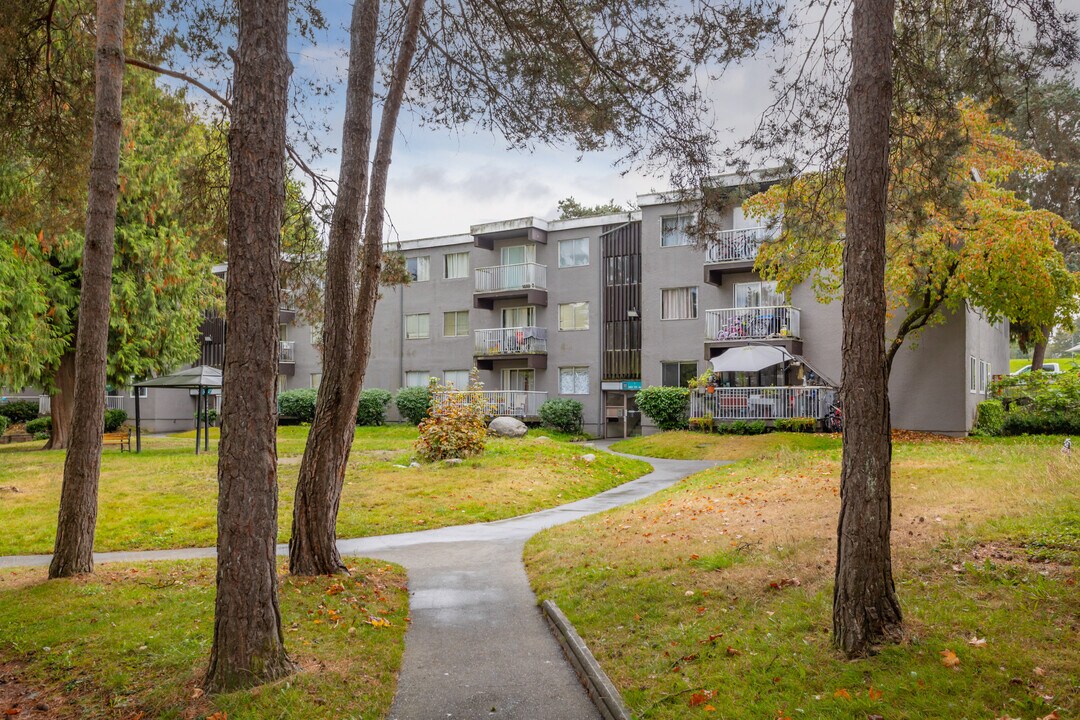 Regent Place Apartments in Surrey, BC - Building Photo