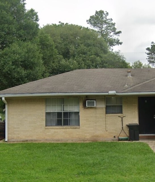 716 Fernwood St in Prairie View, TX - Building Photo