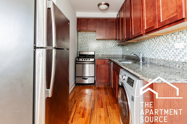 556 W Arlington Pl, Unit 607 in Chicago, IL - Building Photo - Building Photo