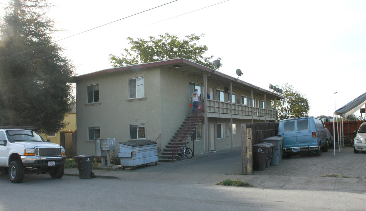 30 Bisceglia Ave in Morgan Hill, CA - Foto de edificio