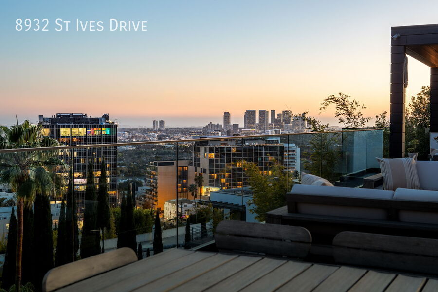 8932 St Ives Dr in Los Angeles, CA - Building Photo