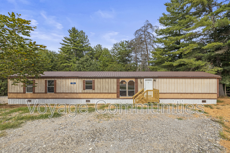 126 Carl Dr in North Wilkesboro, NC - Foto de edificio