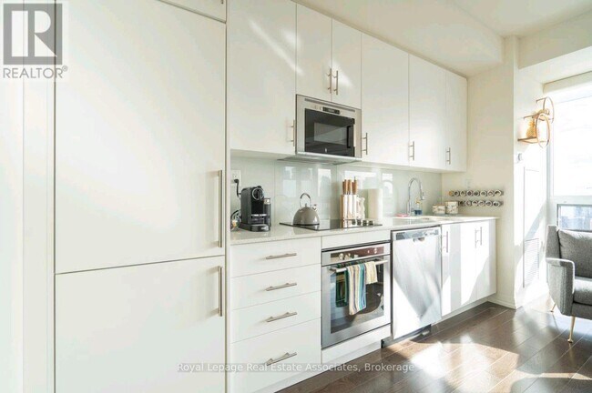 460 Adelaide St E in Toronto, ON - Building Photo - Building Photo