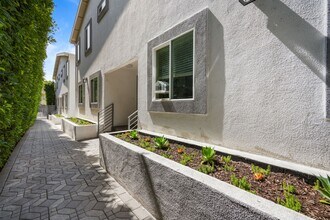 213 S Hoover St in Los Angeles, CA - Foto de edificio - Building Photo
