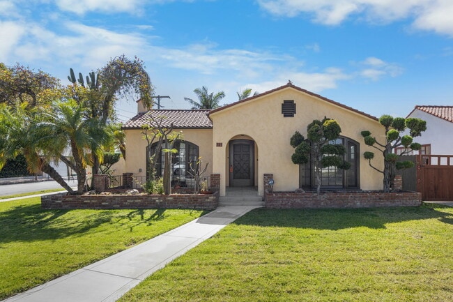 301 N Janss St in Anaheim, CA - Building Photo - Building Photo