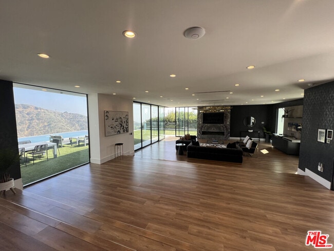 2110 Hercules Dr in Los Angeles, CA - Building Photo - Building Photo