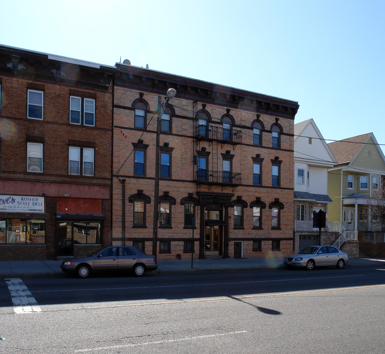 668 Jf Kennedy Blvd in Bayonne, NJ - Foto de edificio