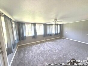 318 Sprucewood Ln in San Antonio, TX - Building Photo - Building Photo