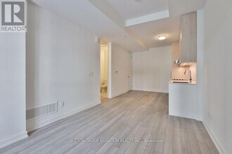 7 Red Squirrel Ln. in Richmond Hill, ON - Building Photo - Building Photo