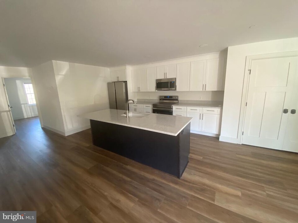 1087 Mt Tom Rd in East Stroudsburg, PA - Building Photo