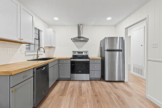 5925 Couton Dr in Mobile, AL - Building Photo - Building Photo