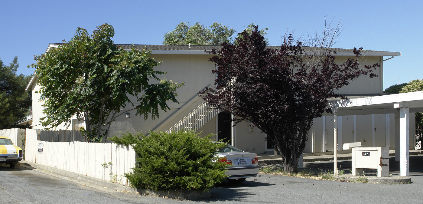 1421 Loeffler Ln in Concord, CA - Foto de edificio