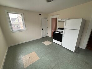 182 Sheridan St, Unit #2 in Bridgeport, CT - Foto de edificio - Building Photo