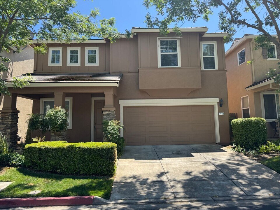1453 S Mills Ave in Lodi, CA - Building Photo