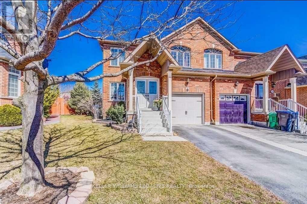 34 Nostalgia Ct in Brampton, ON - Building Photo