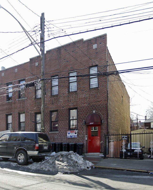 680 E 231st St in Bronx, NY - Foto de edificio - Building Photo