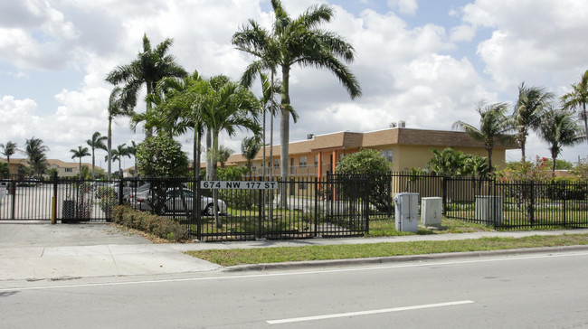 674 NW 177th Ter in Miami, FL - Foto de edificio - Building Photo