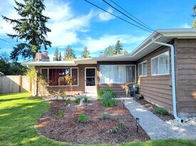 324 NE 157th St in Shoreline, WA - Building Photo