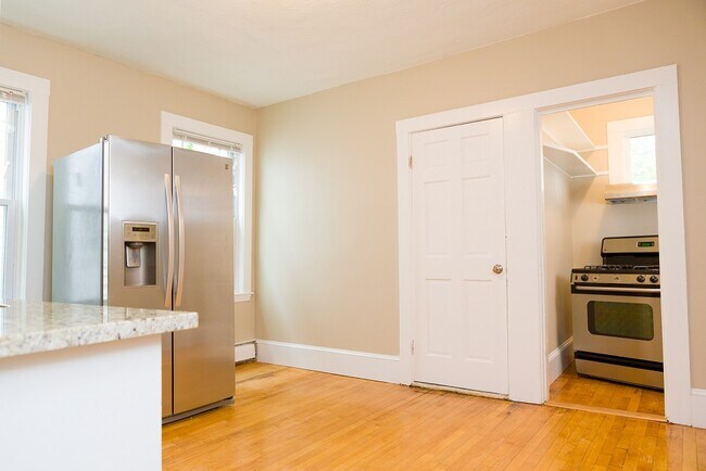 12 Estrella St, Unit 1 in Boston, MA - Foto de edificio - Building Photo