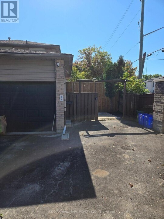 1301 Anton Square in Pickering, ON - Building Photo