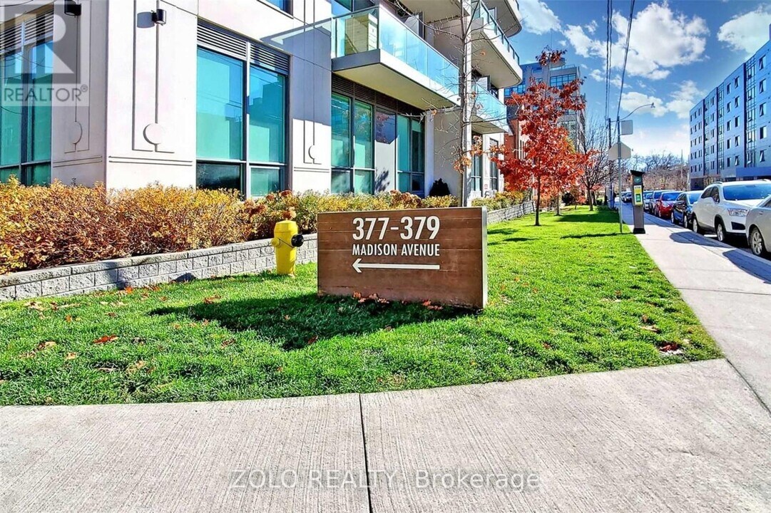 377-377 Madison Ave in Toronto, ON - Building Photo