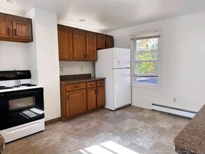 34 Woodbridge St in Manchester, CT - Building Photo - Building Photo