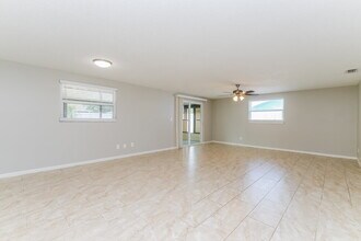 516 Firefly Ln in Apollo Beach, FL - Building Photo - Building Photo