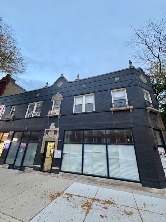5235 N Damen Ave in Chicago, IL - Building Photo