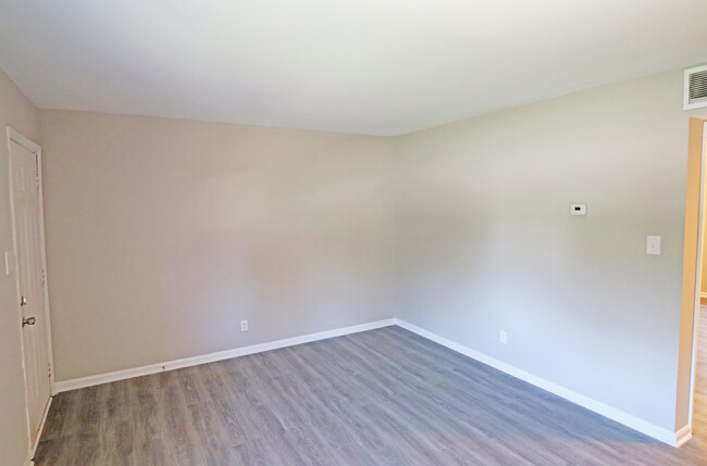 2803 S Roxboro St in Durham, NC - Building Photo - Interior Photo