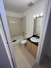 6935 NW 179th St, Unit 204 in Hialeah, FL - Foto de edificio - Building Photo