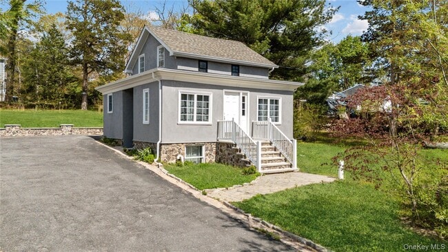 143 N Rocky Point Landing Rd in Rocky Point, NY - Building Photo - Building Photo
