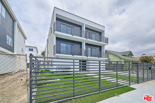 property at 603 W 41st Pl