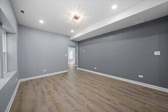 7716 S Kingston Ave in Chicago, IL - Building Photo - Building Photo