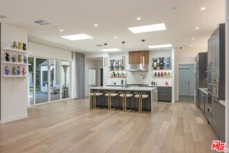 4516 Del Moreno Dr in Los Angeles, CA - Building Photo - Building Photo