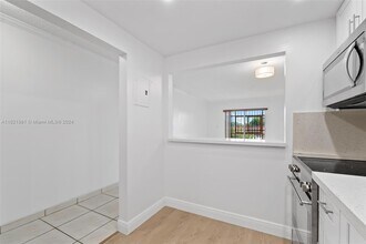 1075 W 68th St-Unit -110 in Hialeah, FL - Foto de edificio - Building Photo