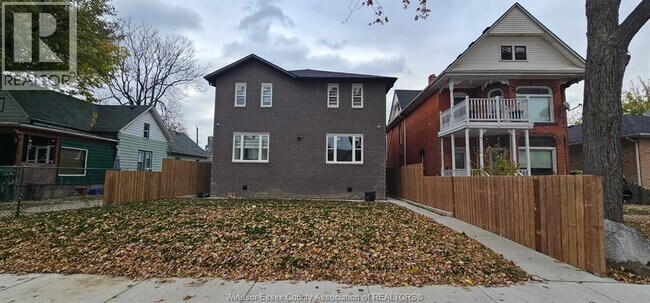 536 Caron Ave in Windsor, ON - Foto de edificio - Building Photo